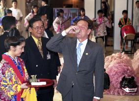 Germany's Schroeder arrives in Okinawa, tastes 'awamori'